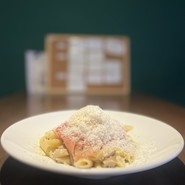 生ハムと燻製玉子のせパルミジャーノチーズのペンネ