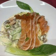 自家製スモークサーモンとイクラのクリームソース