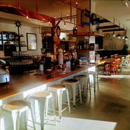 モダンで広い店内。