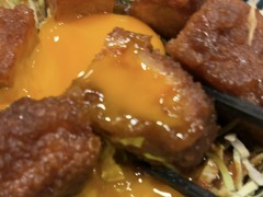 黄身を割って食します！