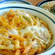 かき揚げを玉子でとじた山田セットのかき揚げ丼