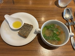 パスタランチのセットスープとセサミブレッド