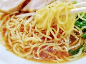 ラーメンあっさり醤油チャーシュー麺の麺リフト(箸持ち上げ)