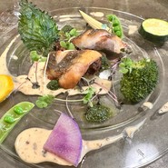本日の地魚(コチ)のポワレと茄子のグリエ  フレンチヴェルモットソースと大葉のピストゥ