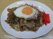 石巻焼きそば目玉焼き付
