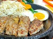 100%ビーフハンバーグ 目玉焼き付き