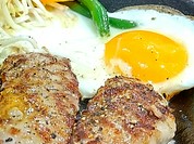 100%ビーフハンバーグ 目玉焼き付き