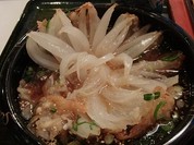 丸ごと揚げた淡路産の玉ねぎは華のように開く