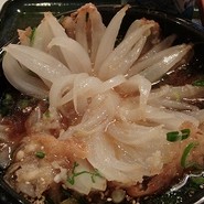 丸ごと揚げた淡路産の玉ねぎは華のように開く