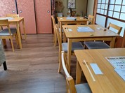 民家を改造しています。落ち着いてお食事できるお店です。