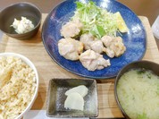桜島灰干し鶏もも唐揚げ定食　玄米選択大盛り　930円