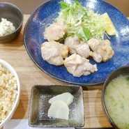 桜島灰干し鶏もも唐揚げ定食　玄米選択大盛り　930円