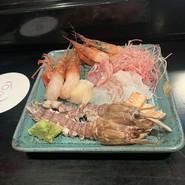 お刺身盛り合わせ　シャコ、カニ、白身、ホタテ、生タコ、ニシン、甘エビ、赤エビ