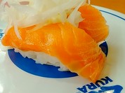 オニオンマリネサーモンにぎり寿司。リーズナブルな和食レストラン！