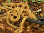麺は中太の平打ち麺！