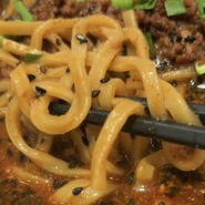 麺は中太の平打ち麺！