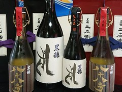 椅子のある立ち呑み　つるつるいっぱい