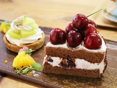 アメリカンチェリーのチョコケーキ、あいとうメロンのタルト