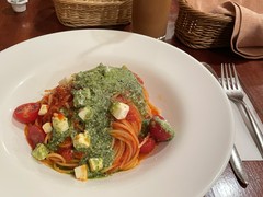 Ａ）モッツアレラチーズとフレッシュトマトのポモドーロ　スパゲッティ　ジェノヴェーゼをアクセント、初めての来店でしたが、パスタにハマりそうです。