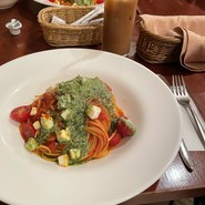 Ａ）モッツアレラチーズとフレッシュトマトのポモドーロ　スパゲッティ　ジェノヴェーゼをアクセント、初めての来店でしたが、パスタにハマりそうです。