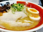 チャーシューと煮玉子とキクラゲの豚骨醤油ラーメン