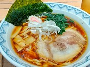 チャーシュー、シナチク、ホウレン草、ナルトの白河ラーメン(醤油らーめん)