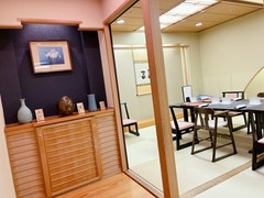 履き物を脱いで寛いでお食事のできる和の空間
