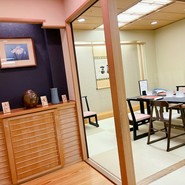 履き物を脱いで寛いでお食事のできる和の空間