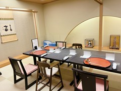 簡易ベビーベッドや子供イスが用意されていて子供連れでもゆっくり食事が楽しめる広々とした空間の個室