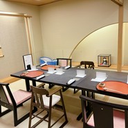 簡易ベビーベッドや子供イスが用意されていて子供連れでもゆっくり食事が楽しめる広々とした空間の個室