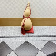縁起物の瓢箪が飾られた店内への通路