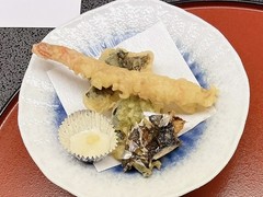 揚物（天麩羅盛り合わせ　眼張梅肉揚げ　海老　こごみ）