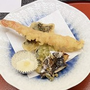 揚物（天麩羅盛り合わせ　眼張梅肉揚げ　海老　こごみ）