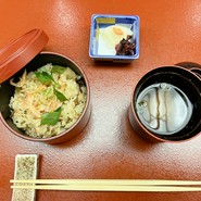 食事（桜海老と筍炊き込み御飯）香物（二種盛り）止椀（赤出し）