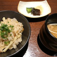 〆のタケノコご飯