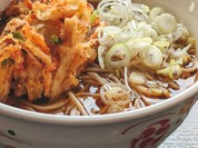 男子に人気、駅そばの定番かき揚げそば。