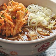 男子に人気、駅そばの定番かき揚げそば。