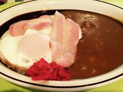 ハヤシライスにベーコンエッグトッピング