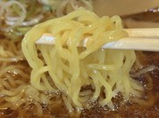 麺は中細の縮れ麺！