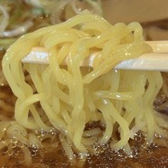 麺は中細の縮れ麺！