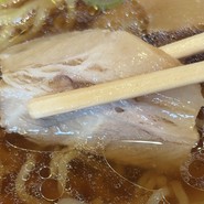 申し訳なさそうな小さなチャーシュー！