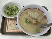肉マシマシラーメン、トッピングネギ