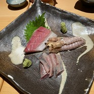 カンパチの刺身、手前の端は身が小さい。