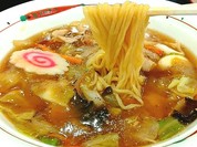 野菜と海老のあんかけが美味しい広東麺の麺リフト。
