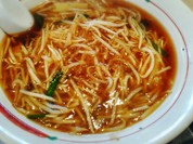 モヤシあんかけラーメン。モヤシ炒めの風味がスープに馴染んで程よい香ばしさが美味しいラーメン。