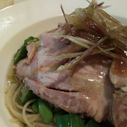 レアチャーシューと青のりとオクラと枝豆の柚子酢入りコンソメソース冷製パスタ