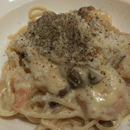 エビとしめじのカルボナーラ(チーズ、黒胡椒がけ)