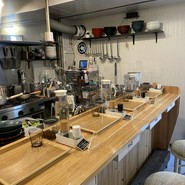 コンパクトな店内