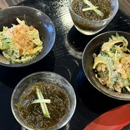 お通しのもずく、ゴーヤサラダ
