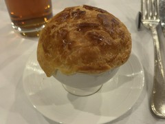 フカヒレスープのパイ包焼き！